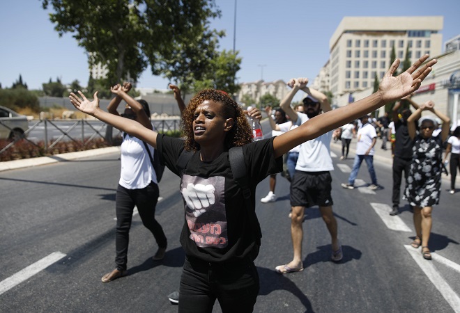 الإسرائيليون من أصل إثيوبي يتظاهرون بالقرب من الكنيست بعد وفاة شاب من أصل إثيوبي قُتل على يد ضابط شرطة خارج الخدمة في كريات حاييم